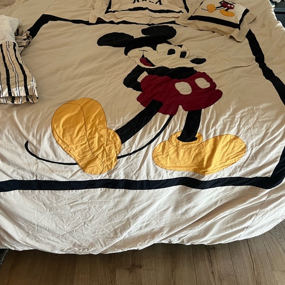 Vintage Mickey Mouse bedding set. Twin size. Duvet shampillow and dust ruffle